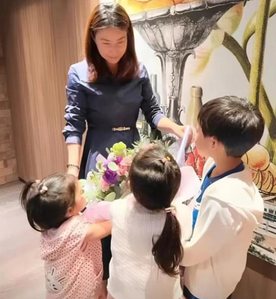 母亲节，三子女向郭晶晶献花送祝福