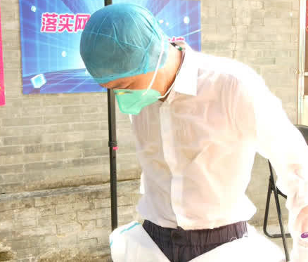 医护人员上海核酸检测开启“桑拿”模式，市民心疼