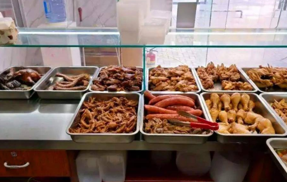 上海娱乐资讯：男子发现鸡肉缺斤少两，怒砸卤肉店