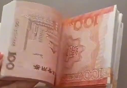 上海女子收到朋友的欠款，回家细看发现：全是练功钞