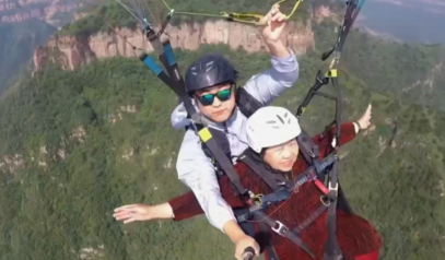 七旬高龄奶奶体验1200米高空滑翔伞