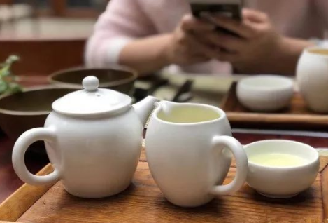 男子上海品茶续杯遭拒绝，服务员：不能续水，老板规定的