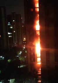 南京一住宅楼发生火灾，疑似电动车起火导致