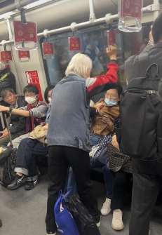 上海地铁一老人强行拽拉女子让坐