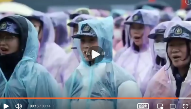 郑州某高校网传军训视频被引发舆论争议，校方回应真相