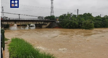 江西宜春一河堤溃口，下游4个村庄遇水涝严重