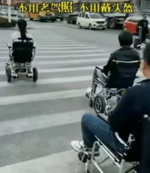 电瓶车受限，年轻人坐轮椅上下班？