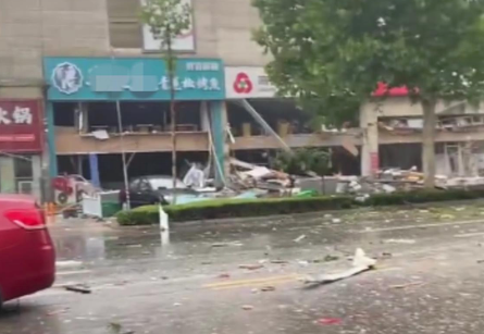 山东一门店商品爆炸 相邻银行受波及严重