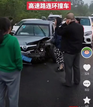 四川高速路段发生多车连环事故