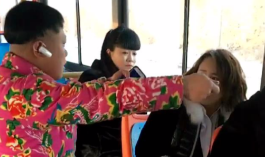 女子公交车上唱歌，要求乘客付费