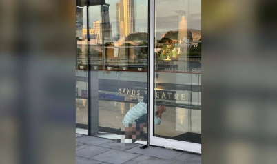 新加坡一男子在知名商场门口处蹲下排便