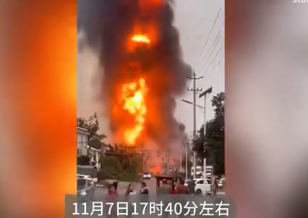 四川雅安油罐车爆炸燃烧,致2死2伤
