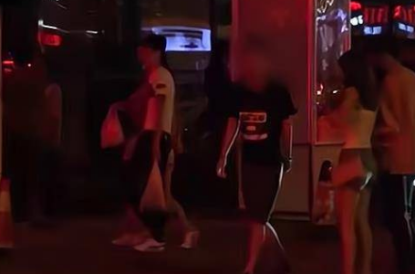 夜上海会所：女子夜店卖花遭男子性骚扰