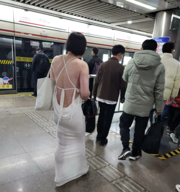 上海地铁站惊现“男扮女装”