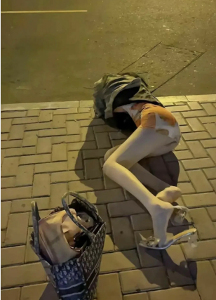 夜上海：女子醉酒躺街，男子为其盖衣护暖