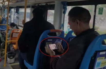 男子公然在公交车上手机播放不雅视频