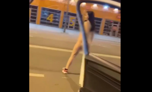 俄罗斯街头众女子裸身跳舞