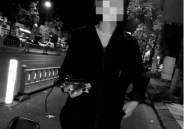 上海小伙街头散发色情宣传广告，被拘留