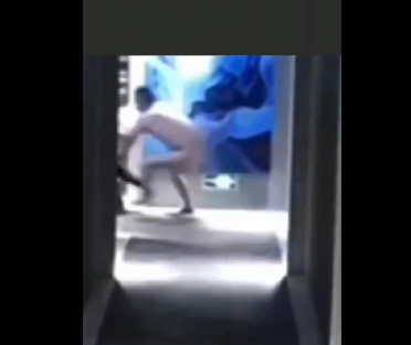 上海酒店：男子半裸敞开房门对过往女子性骚扰